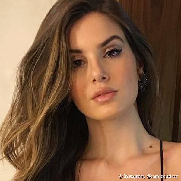 Fã de batom nude, Camila Queiroz já apostou na cor com acabamento glossy para completar uma make natural e glam (Foto: Instagram @camilaqueiroz)